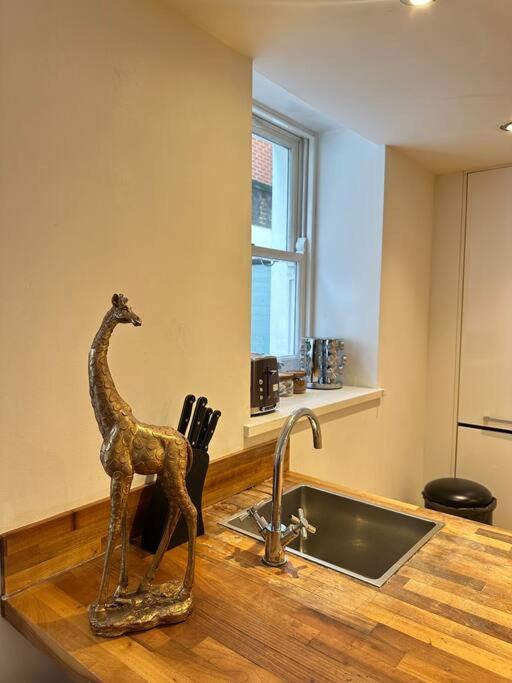 Opulent Oasis In London Apartment Exterior photo