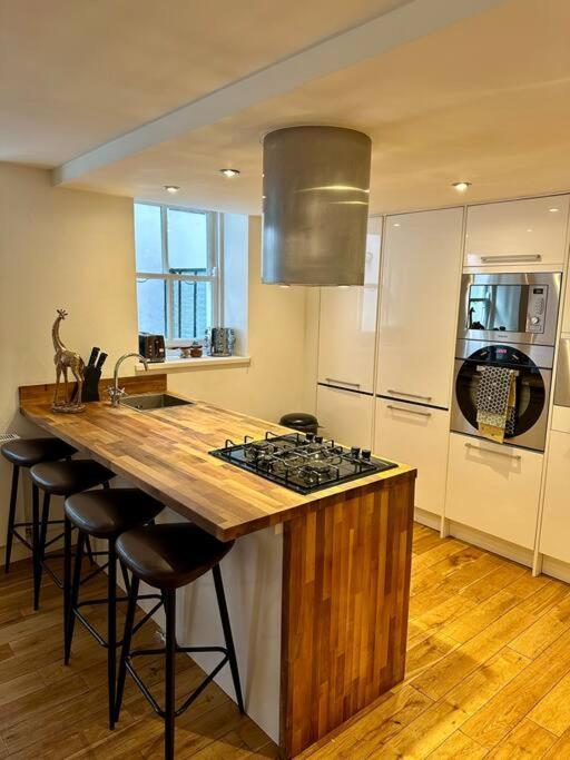 Opulent Oasis In London Apartment Exterior photo